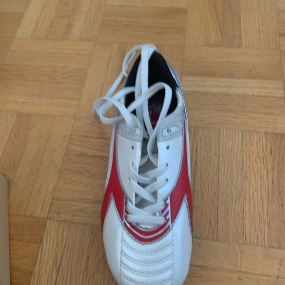 BRAND NEW KIDS DIADORA SOCCER SHOES‼️ - Picture 2 of 3